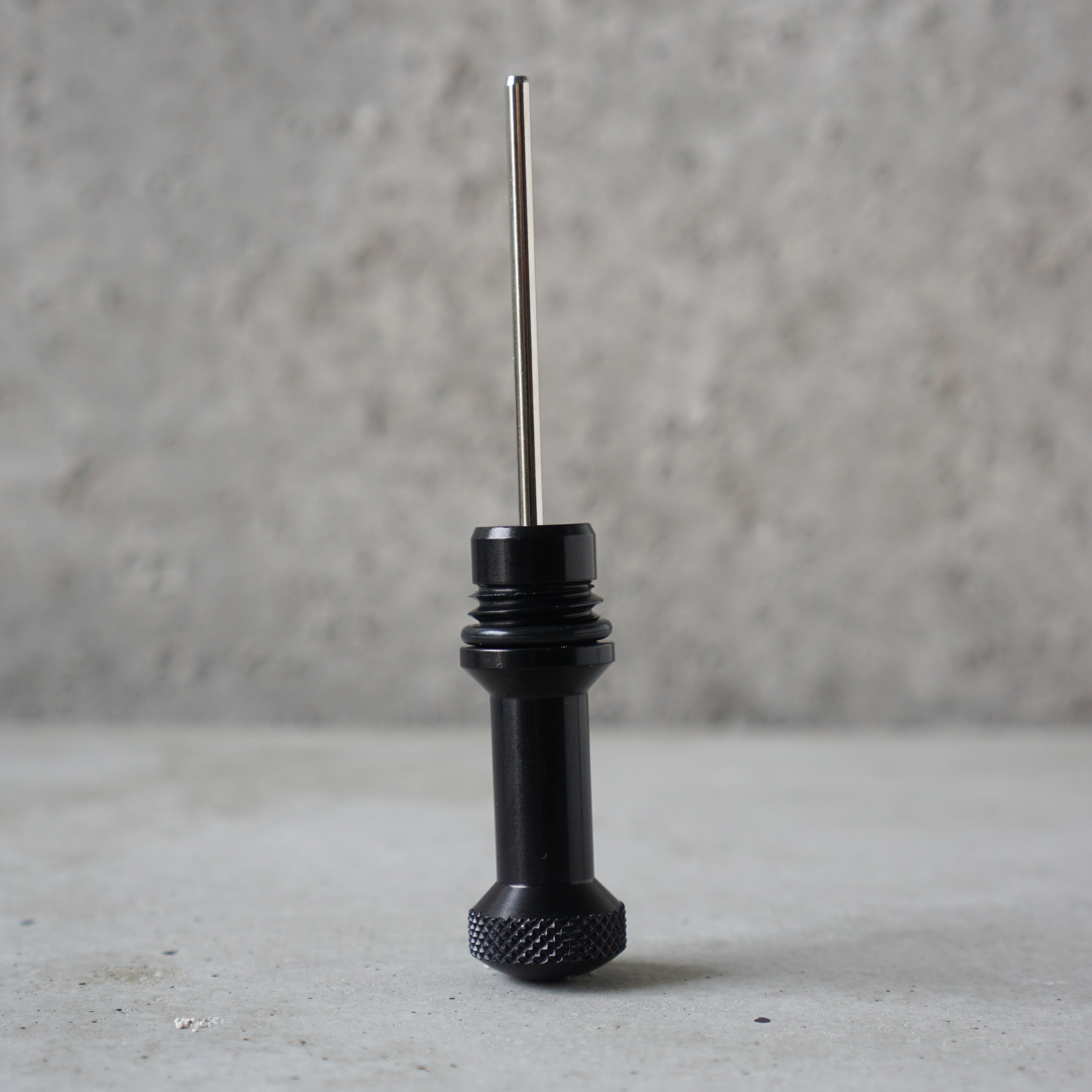 Syringe positioning breech pin